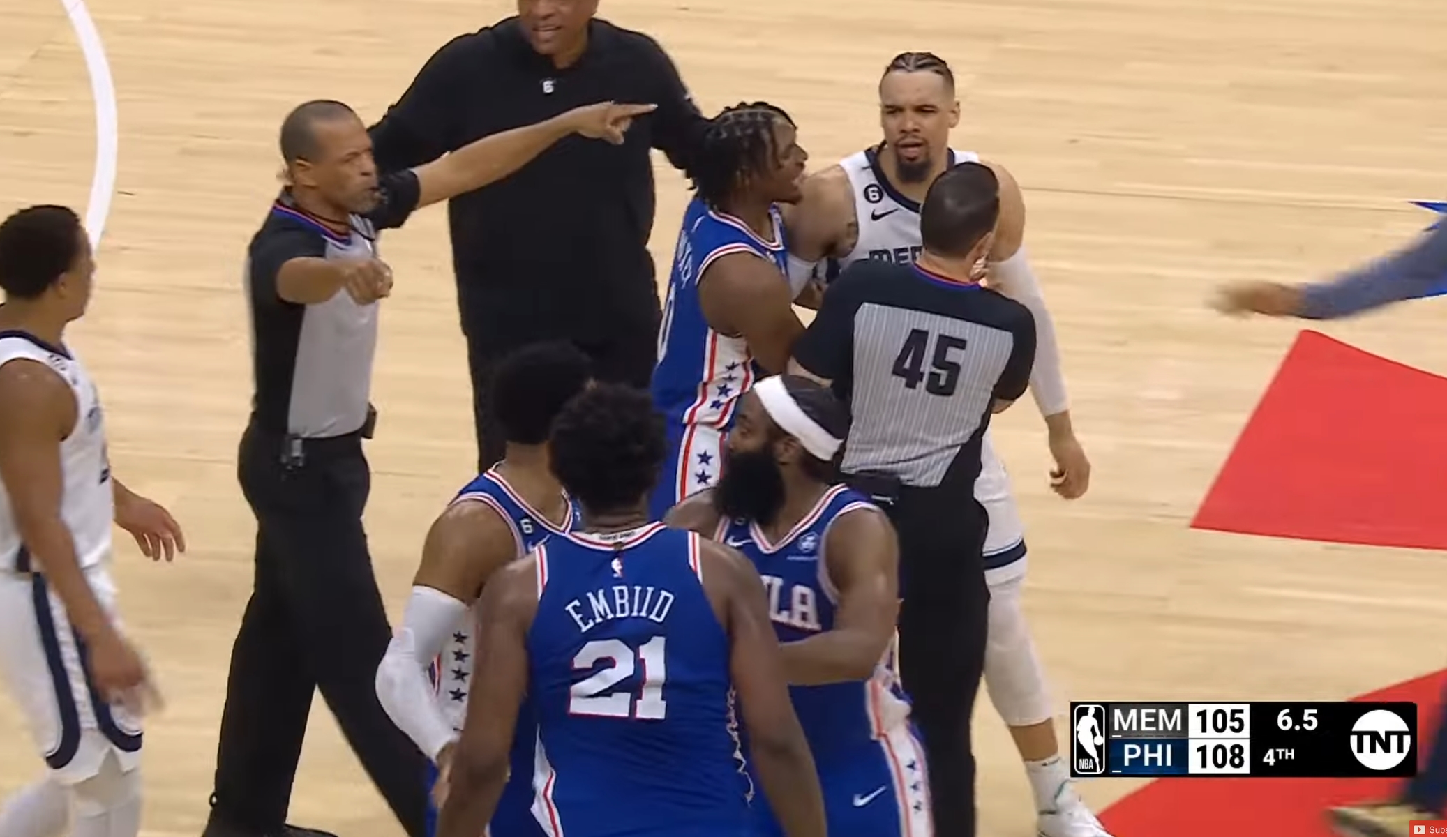 Dillon Brooks 對正在生氣的 Joel Embiid 噴垃圾話被一手推開，兩人爆發衝突同被吹罰技術犯規 籃球場 籃球地帶 FanPiece
