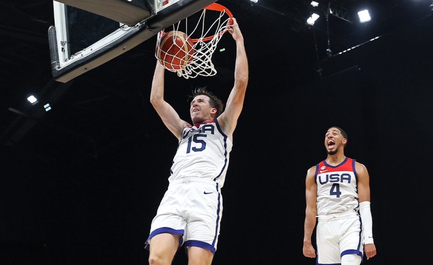 充滿力量感！Austin Reaves 搶斷後快攻表演了一記雙手爆扣，Haliburton 興奮得不停跳起跟著他 | 籃球場 | 籃球地帶 ...